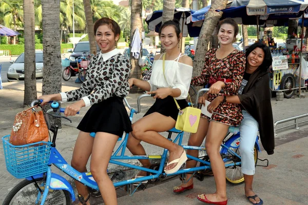 Bang Saen, Tailândia: Quatro mulheres andando de bicicleta — Fotografia de Stock