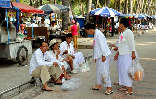 Bang saen, thailand: Thailänder auf der Strandpromenade — Stockfoto