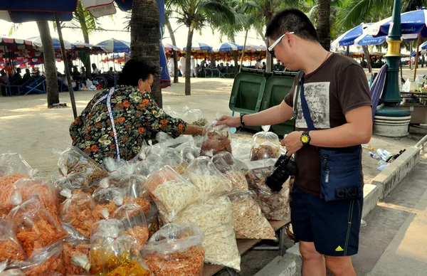 Bang saen, Tayland: turizm su ürünleri satıcısından satın alma. — Stok fotoğraf