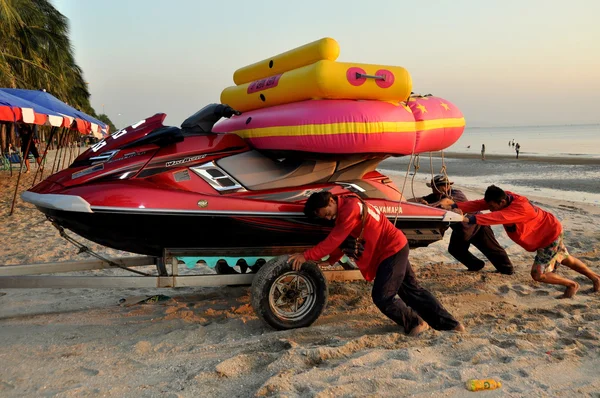 Bang Saen, Thaïlande : Les travailleurs poussent bateau de vitesse à travers le sable — Photo