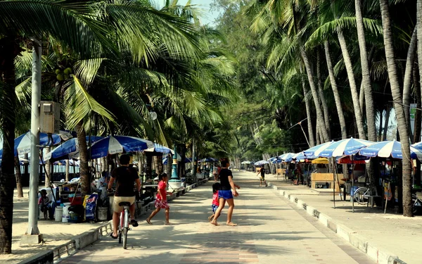 Bang Saen, Thailand: Beach Promenade and Palm Trees — Stock Photo, Image