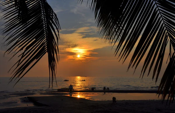 Bang saen, thailand: Sonnenuntergang über dem Ozean — Stockfoto