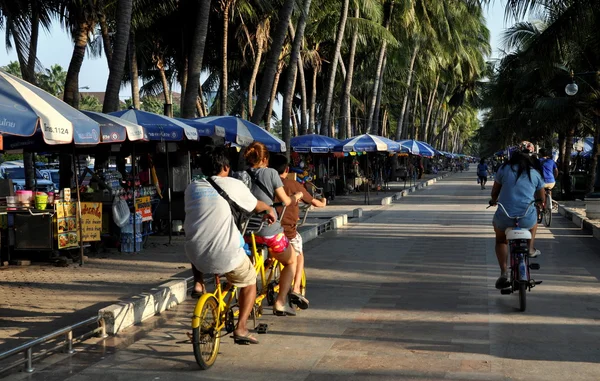 Bang Saen, Tailândia: Pessoas andando de bicicleta na praia Promenade — Fotografia de Stock