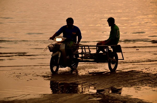 Bang Saen, Tailandia: Hombres tailandeses en la playa con motocicleta —  Fotos de Stock