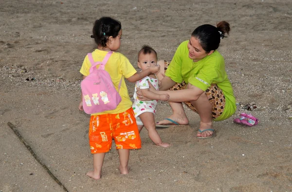 Bang saen, thailand: thailändische Mutter mit Kindern am Strand — Stockfoto