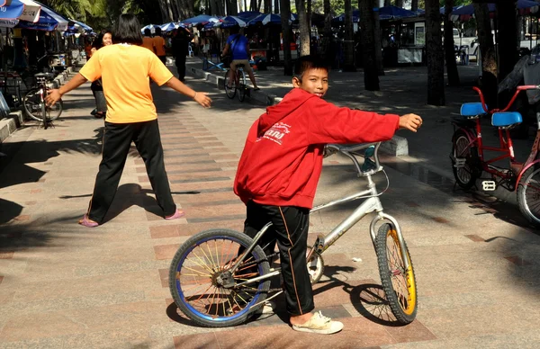 Bang Saen, Tailandia: Jóvenes tailandeses en bicicleta —  Fotos de Stock