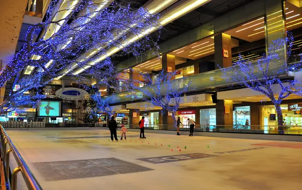 Banguecoque, Tailândia: Pista de patinação no gelo interior do mundo central — Fotografia de Stock