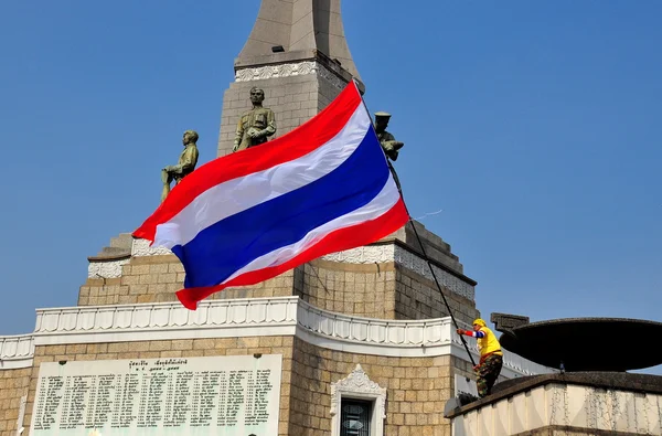 Bangkok, Tajlandia: Protestujący macha tajski flagi na pomnik zwycięstwa — Zdjęcie stockowe