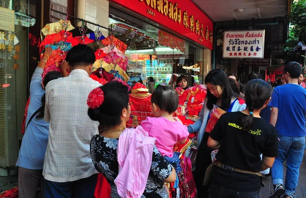 Bangkok, Thaïlande : Les gens font du shopping à Chinatown — Photo