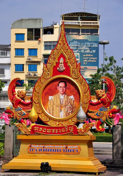 Bangkok, Thajsko: portrét krále v čínské čtvrti — Stock fotografie