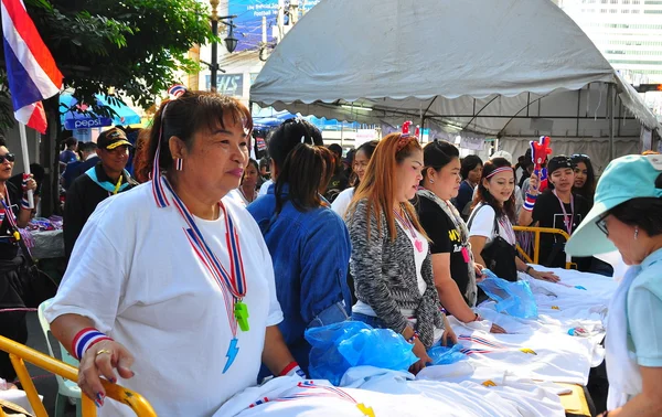 Bangkok, thailand: kvinnor säljer protestera t-shirts — Stockfoto