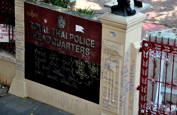 Bangkok, Thailandia: Graffiti di protesta sul cancello della stazione di polizia — Foto Stock