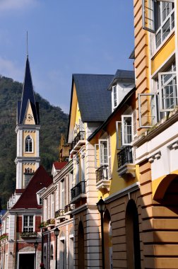 Bai lu, sichuan Eyaleti, Çin: Alsas tarzı binalar ve çan kulesi