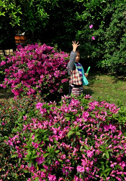 Chinese jongen in pengzhou park azalea tuin — Stockfoto