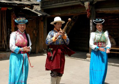 Lijiang twp, Çin: müzisyen ve dansçı dongba kültür Köyü