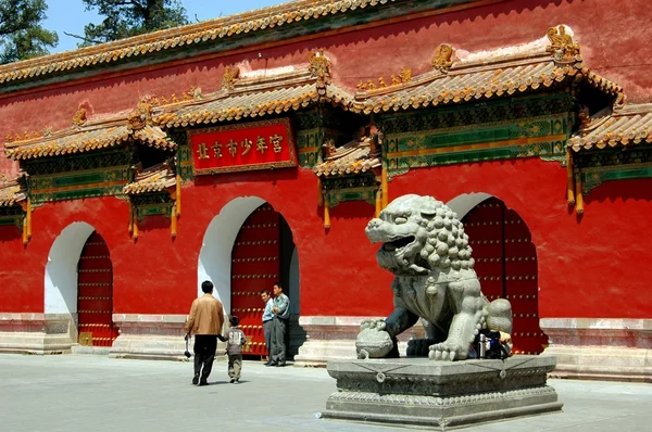 Pequim, China: Pai e filho entrando no Museu das Crianças — Fotografia de Stock