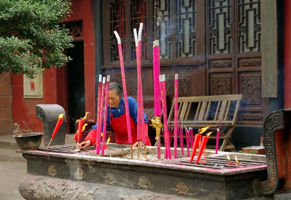 Haung μακρά ΧΙ, Κίνα: θυμίαμα μπαστούνια στο βουδιστικό ναό — Φωτογραφία Αρχείου