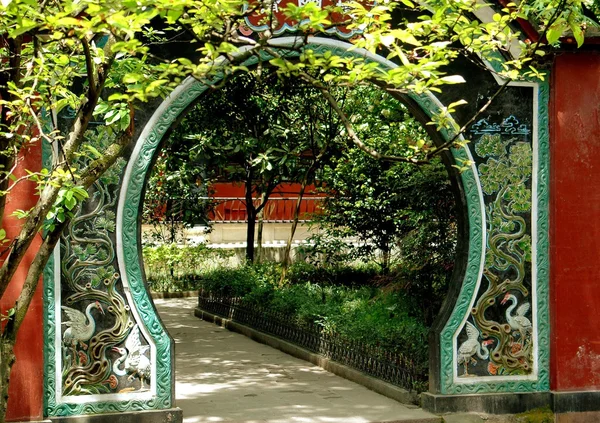 Dujiangyan, Kina: moongate på temple — Stockfoto