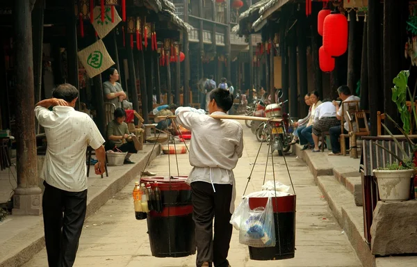 黄龙溪，中国： 肩膀枷锁的食品供应商 — 图库照片