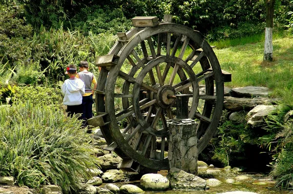 Chengdu, China: Niños en Du Fu Thatched Cottage Water Wheel — Foto de Stock