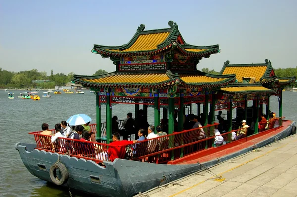 Beijing, china: toeristische boot in behei park — Stockfoto