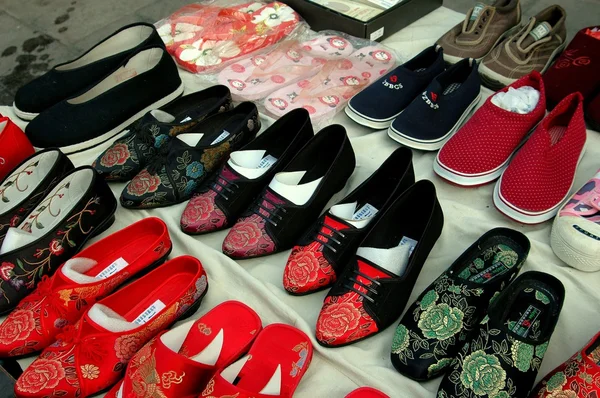 Beijing, China: Display of Footwear at Shi Sa Hai Hutong — Stock Photo, Image