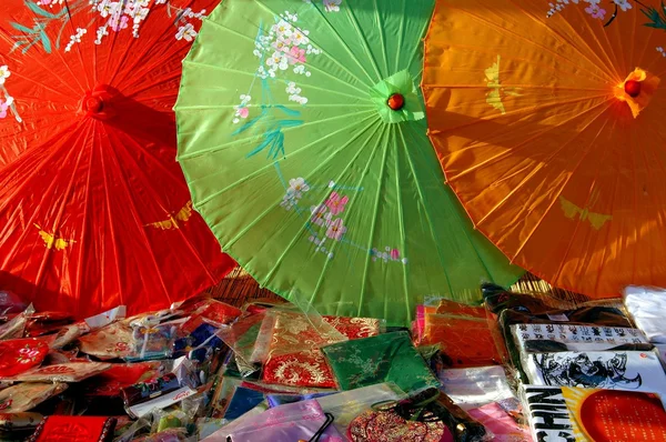 Pechino, Cina: Parsol di carta, Sciarpe a Shi Sa Hui Hutong — Foto Stock