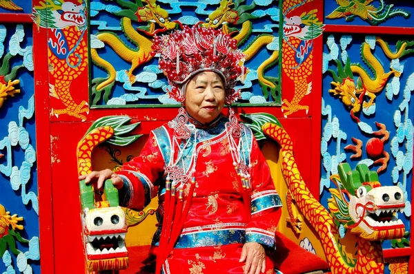 Beijing, China: Mujer con túnica tradicional china — Foto de Stock