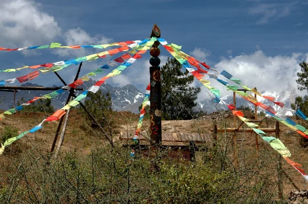 Ljiang Twp, China: Banderas de oración en la aldea cultural de Dongba — Foto de Stock