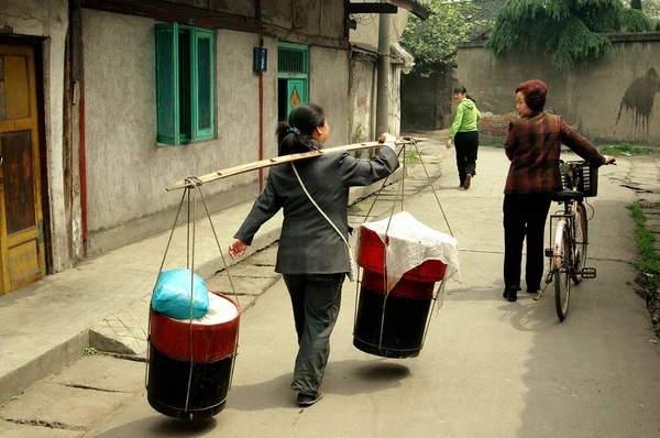 Pengzhou, Chine : Des gens marchent sur Hua Lu — Photo