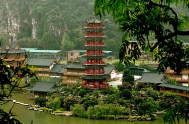 Guilin, çene: pagoda ve köy evleri
