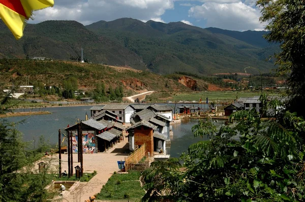 Guan Yin Xia, China: Lakeside Naxi Village — Stock Photo, Image