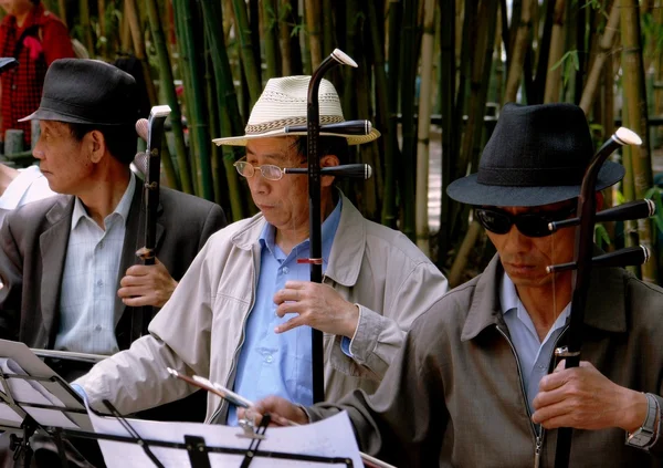 Kunming, Çin: trio müzisyenler Yeşil Göl Parkı — Stok fotoğraf