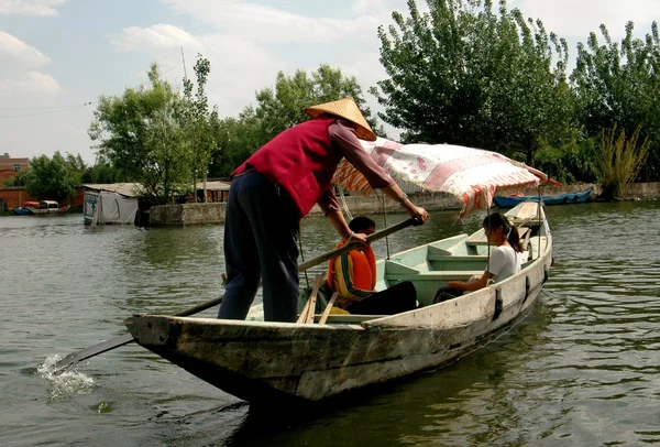 Kunming, Chine : batelier sur le lac Dianchi — Photo