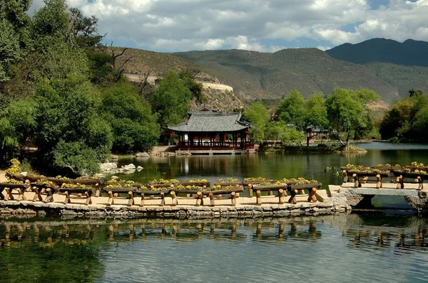 Guan Yin Xia, China: Lakeside Naxi Village — Stock Photo, Image