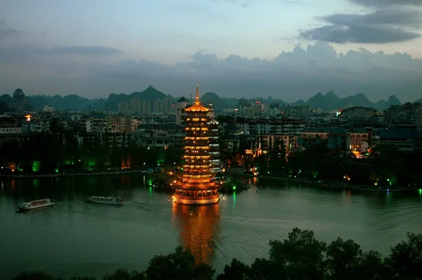 Guilin, Čína: slunce a měsíc pagod v noci — Stock fotografie