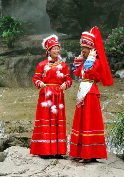 Guilin, China: Two Women in Yao People Clothing — Stock Photo, Image