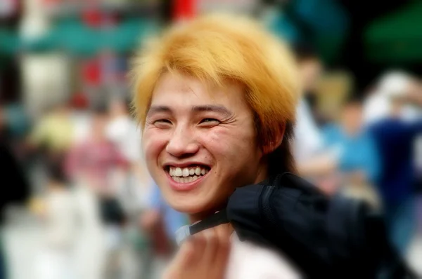 Yangshuo, China: Joven chino con el pelo rubio teñido — Foto de Stock