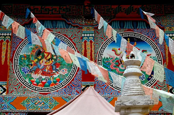 Jiuzhaigou, Čína: tibetské vesnice a modlitební vlajky — Stock fotografie