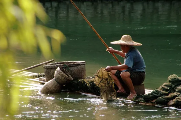 Guiling, China: Man on a Raft Fishing — Stock Photo, Image