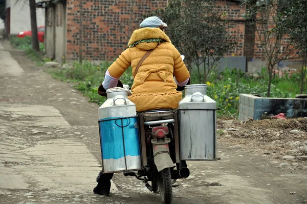 Pengzhou, China: Mulher vendendo leite de sua motocicleta — Fotografia de Stock