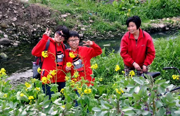 Pengzhou, China: Família chinesa no campo das flores — Fotografia de Stock