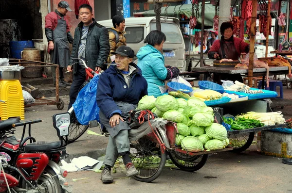 Pengzhou, China: Vendedores de comida en Long Xing Marketplace — Foto de Stock