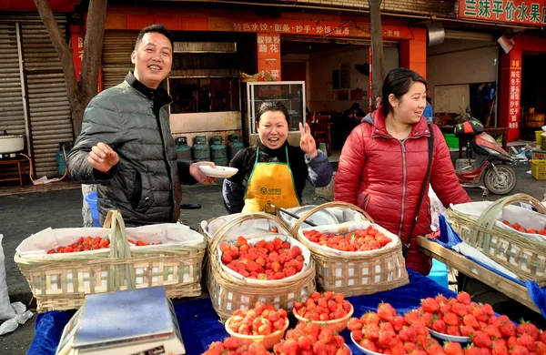 Pengzhou, China: Vendedores que venden fresas — Foto de Stock