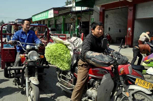Pengzhou, china: boeren op coöperatieve markt — Stockfoto