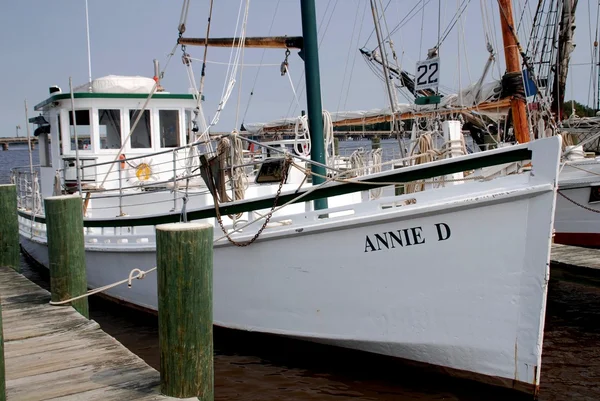チェスタータウン、メリーランド州でアニー d カキのボート — ストック写真