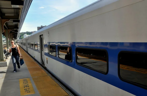 Yonkers, NY: Metro-North Commuter Train — Stock Photo, Image