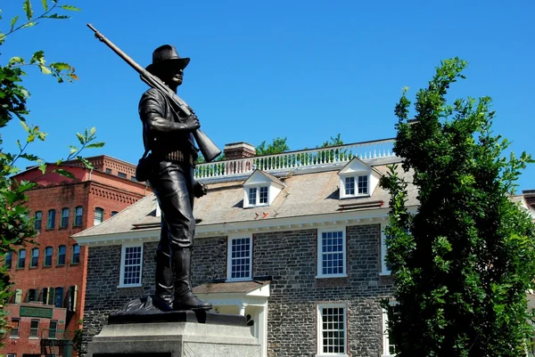Yonkers, NY: Philipse Manor and Doughboy Statue — Stock Photo, Image