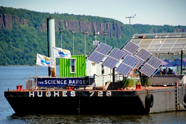 Yonkers, ny: science barge — Stockfoto