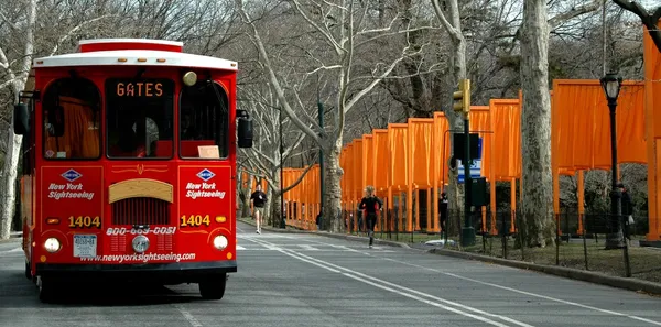 Tourbus in central park in new york city — Stockfoto